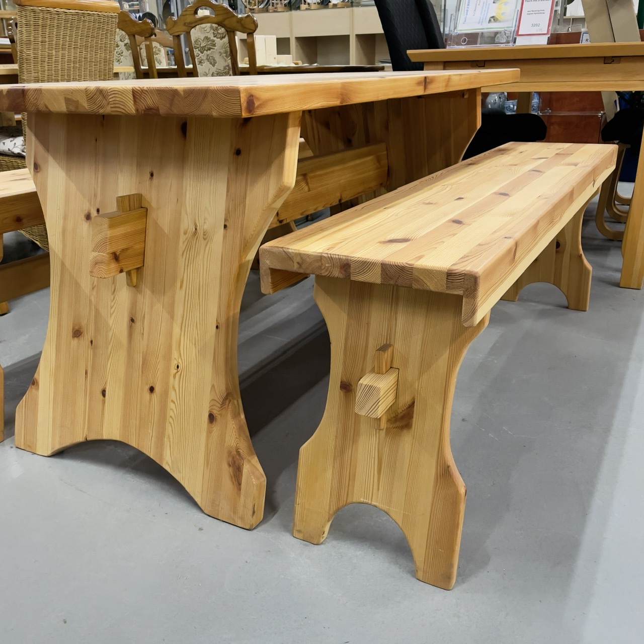 Tisch + 2 Holzbänke – eigene Herstellung auf Anfrage